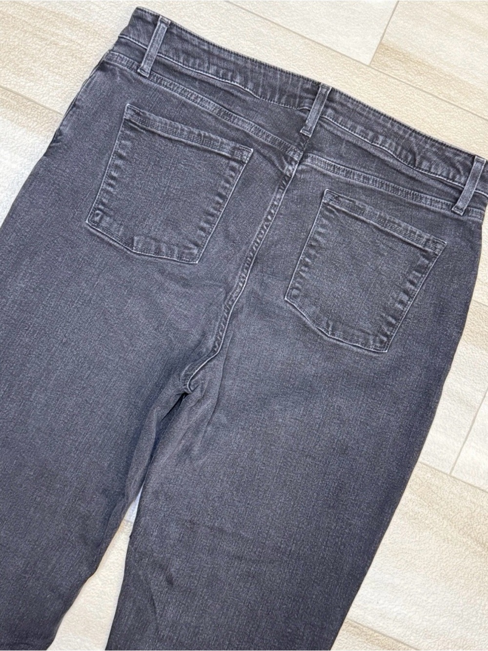 L.L.Bean Classic Fit Jeans Size 16 T Black Denim
High Rise Straight Leg Women - Picture 5 of 7